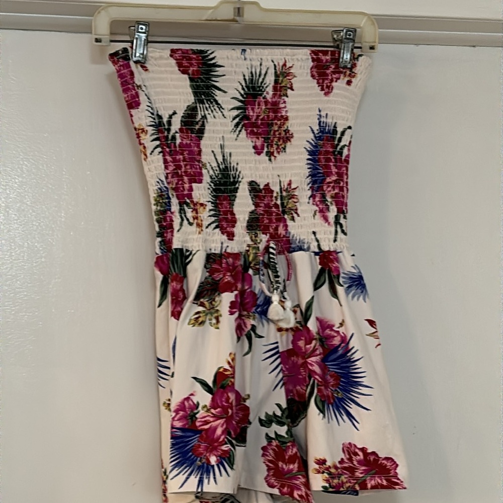 Adorable tropical, floral strapless shorts romper. Girls size large